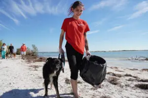 Petland Texas Participates in Largo Beach Cleanup