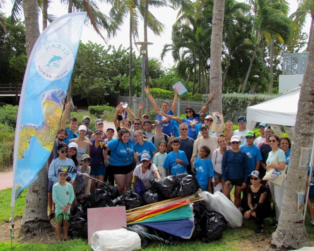 Petland Texas picture of volunteers and Petland team members at Miami Beach Clean Up event.